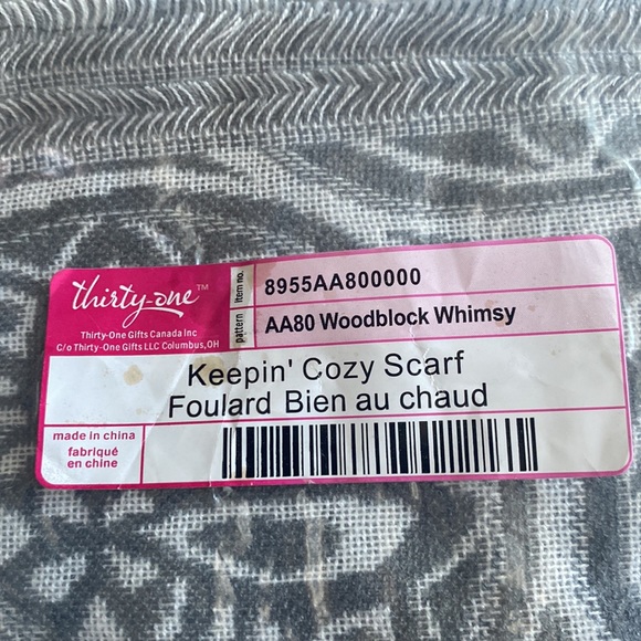 🔴SOLD🔴 NWT Thirty-One grey “Keepin Cozy” scarf - Picture 2 of 2